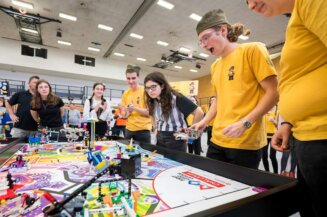 Da robot zaigra Moravac i na Floridi: Kragujevački gimnazijalci skupljaju novac za učešće na svetskom Lego prvenstvu (FOTO) 2