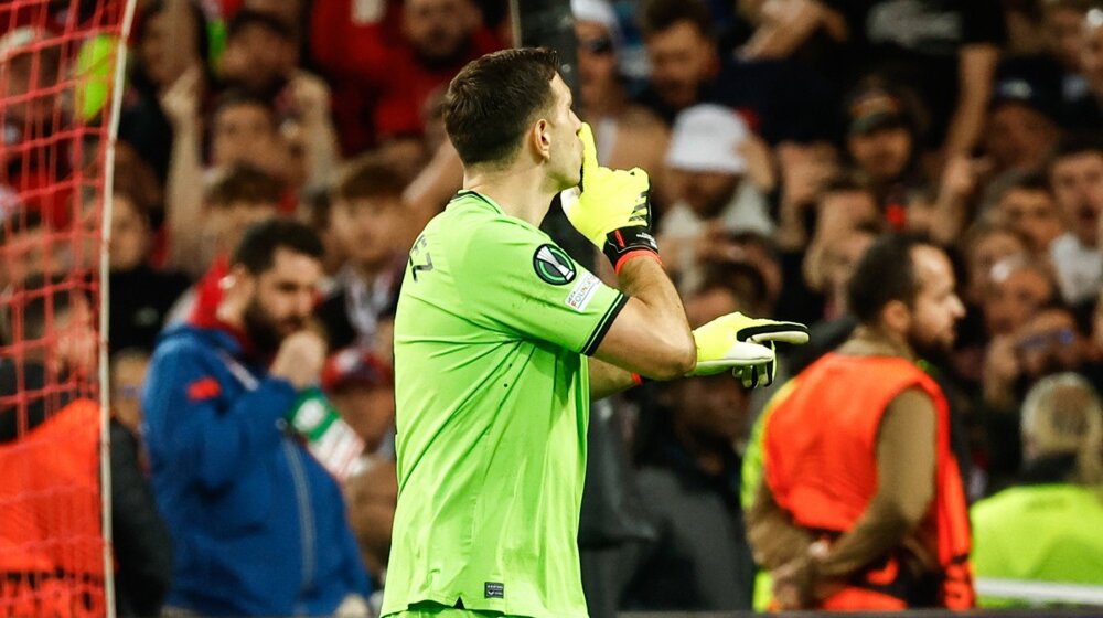 Kontroverzni argentinski golman dobio dva žuta kartona na meču protiv Lila, ali nije dobio crveni 1