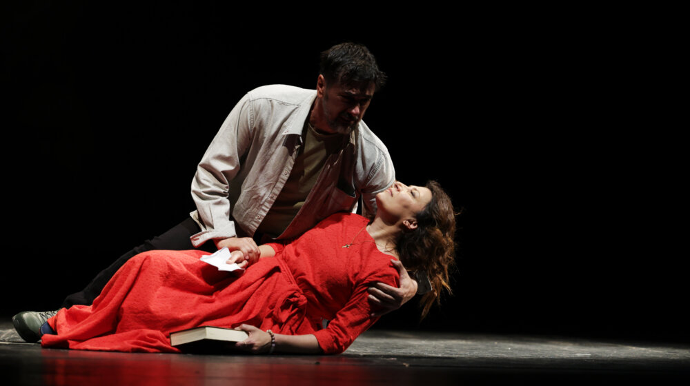 Kako živeti u svetu u kojem su moćni, bogati i bahati ozakonili nepravdu: Premijera predstave “Mihael Kolhas” u režiji Borisa Liješevića na Velikoj sceni JDP „Ljuba Tadić“ 1