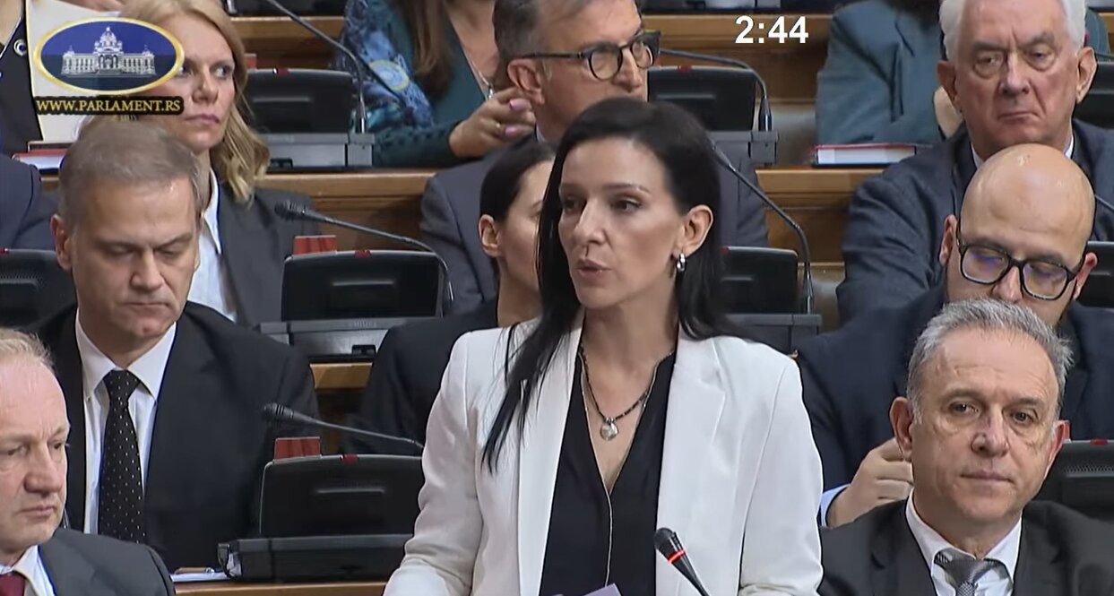 Međusobne prepirke i uvrede između vlasti i opozicije u Skupštini, Brnabić za sutra zakazala novu sednicu na kojoj će se glasati 4