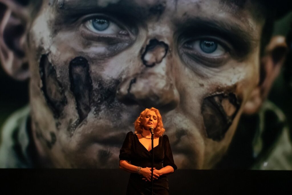 Nezapamćene ovacije za "Marlen Ditrih – Pet tačaka optužnice“: Mirjana Karanović i sarajevski umetnici podigli na noge prepuno gledalište BDP 2 Nezapamćene ovacije za "Marlen Ditrih – Pet tačaka optužnice“: Mirjana Karanović i sarajevski umetnici podigli na noge prepuno gledalište BDP 1