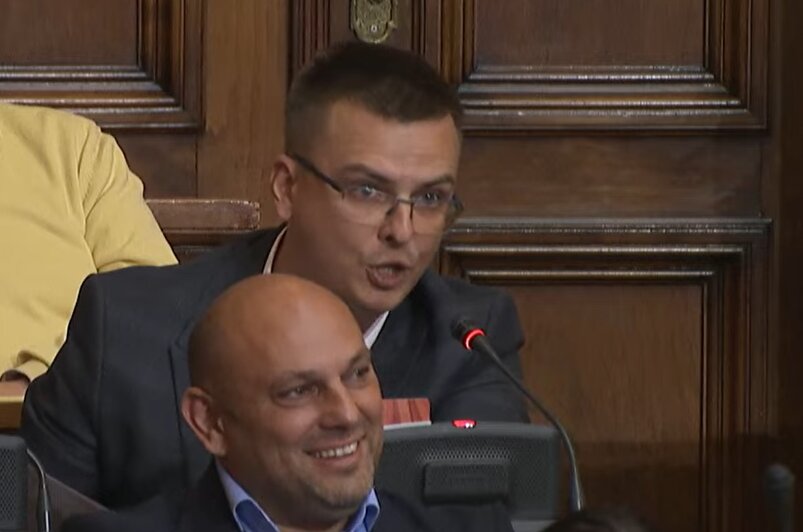 Međusobne prepirke i uvrede između vlasti i opozicije u Skupštini, Brnabić za sutra zakazala novu sednicu na kojoj će se glasati 2