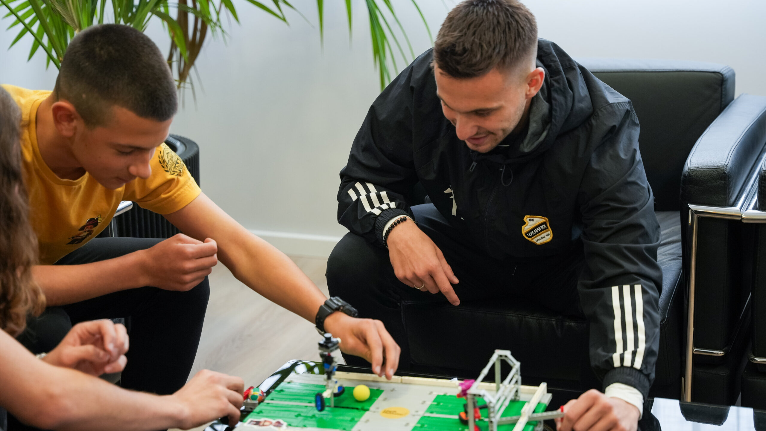 Svi za jednog, moravac za svet: Luka Adžić iz kornera asistirao „musketarima“ za odlazak na lego mundijal 2 Svi za jednog, moravac za svet: Luka Adžić iz kornera asistirao „musketarima“ za odlazak na lego mundijal 2