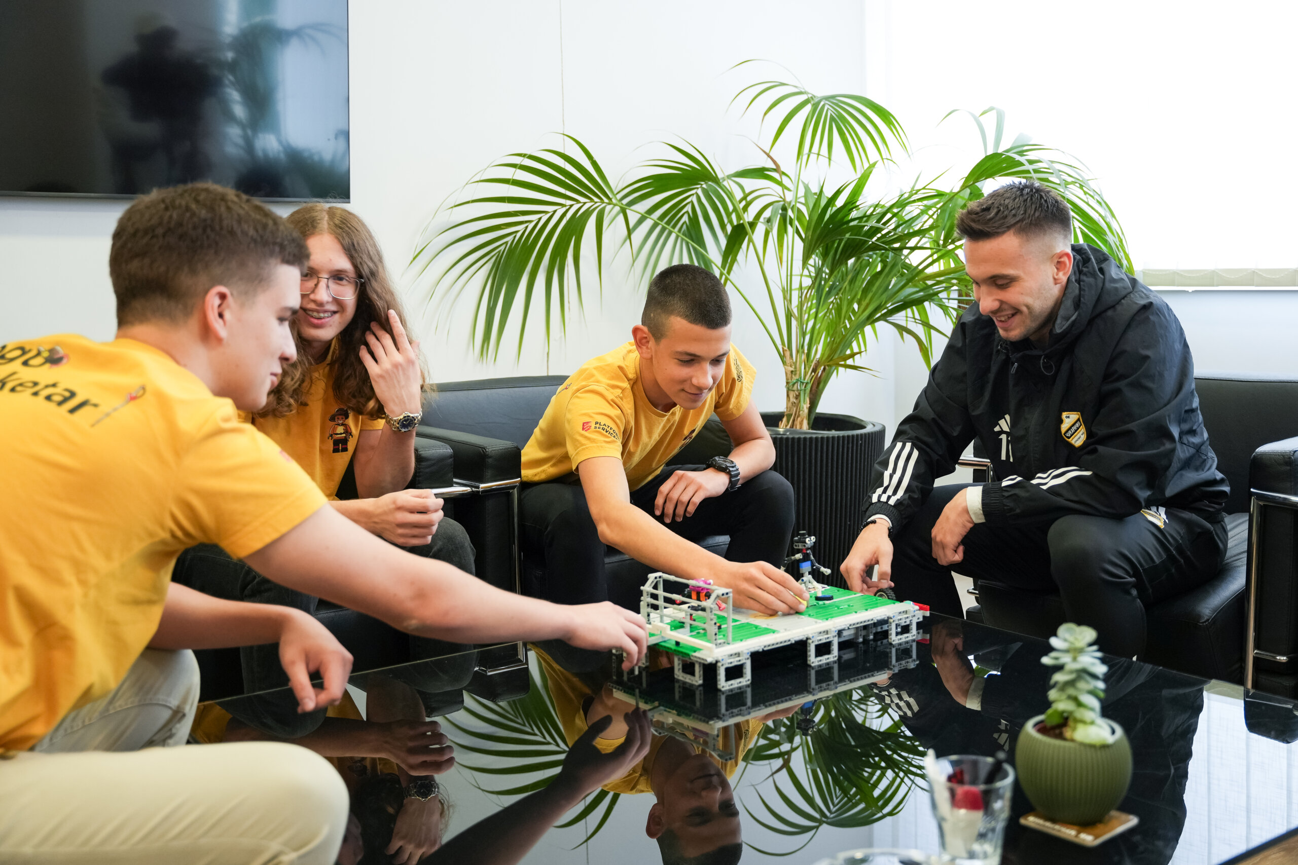 Svi za jednog, moravac za svet: Luka Adžić iz kornera asistirao „musketarima“ za odlazak na lego mundijal 3 Svi za jednog, moravac za svet: Luka Adžić iz kornera asistirao „musketarima“ za odlazak na lego mundijal 3