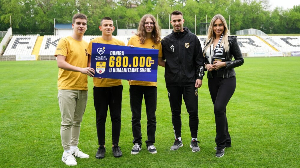 Svi za jednog, moravac za svet: Luka Adžić iz kornera asistirao „musketarima“ za odlazak na lego mundijal 1