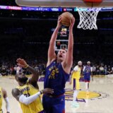 Brutalan tripl-dabl Nikole Jokića: Ništa od „metle“, razigrani Lejkersi produžili seriju 2