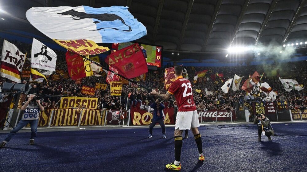 Fudbaler Rome pobedu u derbiju Rima proslavio sa zastavom na kojoj su navijači Lacija predstavljeni kao pacovi: Nisam želeo nikoga da uvredim 1