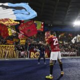 Fudbaler Rome pobedu u derbiju Rima proslavio sa zastavom na kojoj su navijači Lacija predstavljeni kao pacovi: Nisam želeo nikoga da uvredim 7
