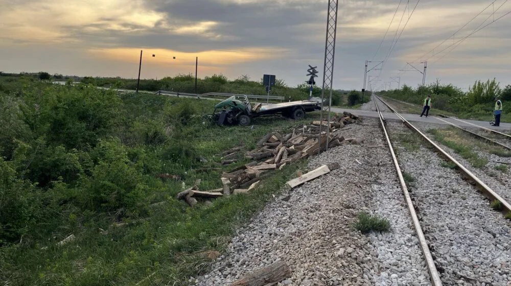 Sremska Mitrovica: Kamion polomio rampu i udario u teretni voz, tri osobe povređene 13