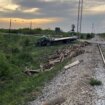 Sremska Mitrovica: Kamion polomio rampu i udario u teretni voz, tri osobe povređene 15