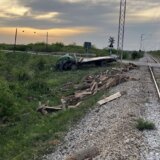 Sremska Mitrovica: Kamion polomio rampu i udario u teretni voz, tri osobe povređene 14