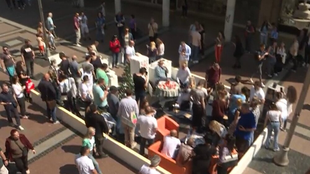 Satirični performans niških aktivista: Kako u praksi izgleda 90 birača u 30 kvadrata? 1