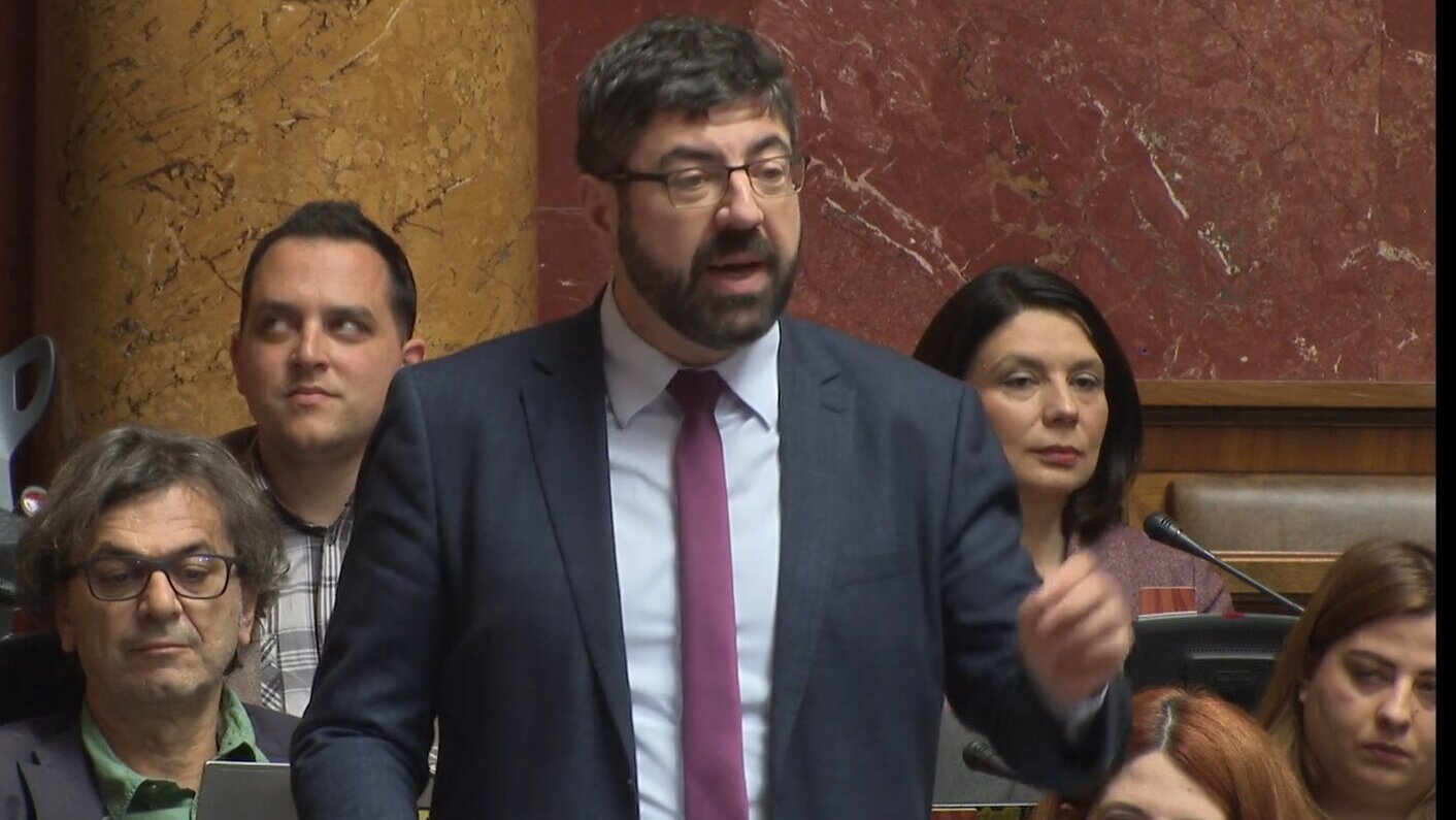 Međusobne prepirke i uvrede između vlasti i opozicije u Skupštini, Brnabić za sutra zakazala novu sednicu na kojoj će se glasati 10