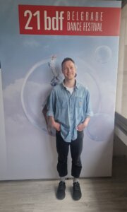 “Mornarsko plavo” Une Doerti komentar sveta u kome živimo: Na 21. BFI u Ateljeu 212 gostuje irska trupa “OD Works” iz Belfasta 2 “Mornarsko plavo” Une Doerti komentar sveta u kome živimo: Na 21. BFI u Ateljeu 212 gostuje irska trupa “OD Works” iz Belfasta 2