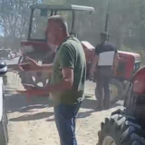Meštani traktorima opkolili vozilo: Tvrde da pripada kompaniji Behtel, koja je angažovana na projektu Rio Tinta (VIDEO) 5