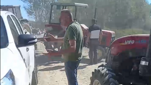 Meštani traktorima opkolili vozilo: Tvrde da pripada kompaniji Behtel, koja je angažovana na projektu Rio Tinta (VIDEO)