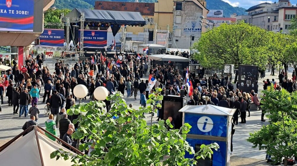 (VIDEO) Počeo skup u Banjaluci protiv rezolucije o genocidu u Srebrenici: "Srpska ih zove", na bini Ana Brnabić, Đorđe Milićević... 9