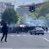 (VIDEO) Tuča „grobara“ i „delija“ u centru Beograda: Koristili palice i pirotehniku, policija ih silom rasterala 10