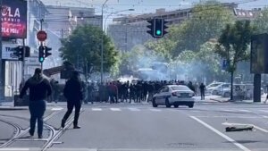 (VIDEO) Tuča „grobara“ i „delija“ u centru Beograda: Koristili palice i pirotehniku, policija ih silom rasterala