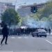 (VIDEO) Tuča „grobara“ i „delija“ u centru Beograda: Koristili palice i pirotehniku, policija ih silom rasterala 1
