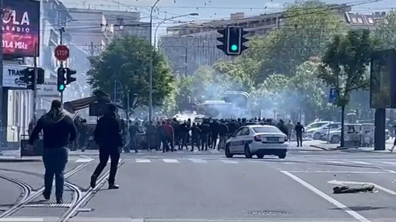 (VIDEO) Tuča „grobara“ i „delija“ u centru Beograda: Koristili palice i pirotehniku, policija ih silom rasterala 13