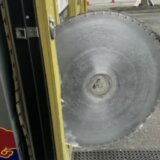 (VIDEO) Za dlaku izbegao povredu: Ulazio u prodavnicu kad ga je "pojurilo" sečivo testere 1