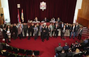 Cirkus zarad sitnih interesa ili do sledećeg „ćutanja”: Zbog čega su opozcioni odbornici u Kragujevcu „zanemeli” na sednici Skupštine grada