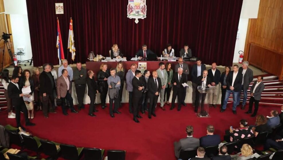 Cirkus zarad sitnih interesa ili do sledećeg „ćutanja”: Zbog čega su opozcioni odbornici u Kragujevcu „zanemeli” na sednici Skupštine grada 1