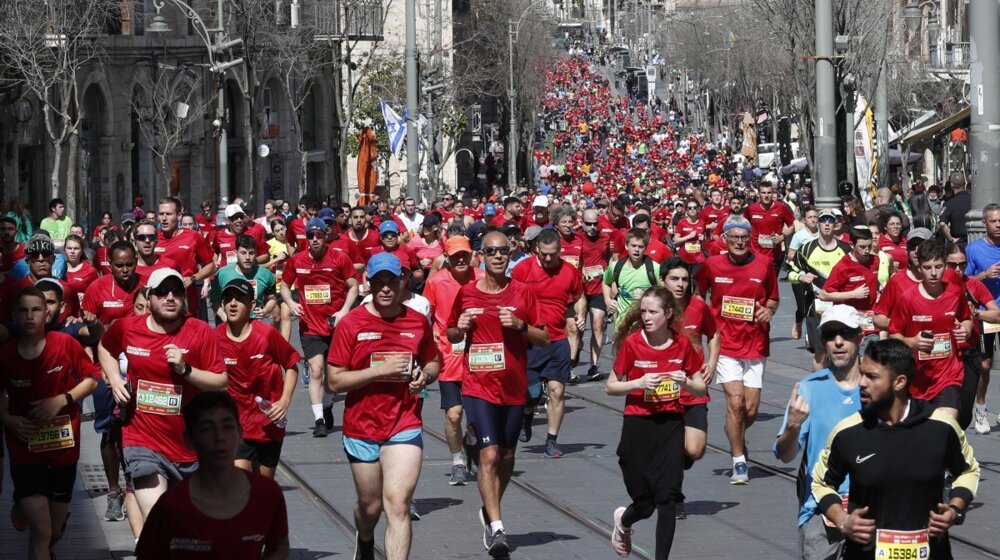 Kineskom atletičaru, kojeg su konkurenti pustili da prvi prođe kroz cilj, oduzeta pobeda na polumaratonu u Pekingu (VIDEO) 1