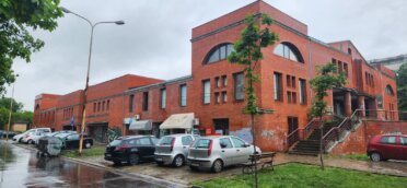 Svaki prostor je dobar za kulturu: Izložba kragujevačkog slikara Zorana Ignjatovića u nikad završenom tržnom centru u Erdoglji 6