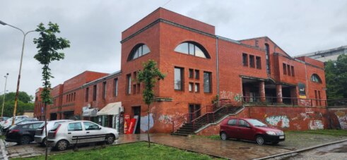 Svaki prostor je dobar za kulturu: Izložba kragujevačkog slikara Zorana Ignjatovića u nikad završenom tržnom centru u Erdoglji 10