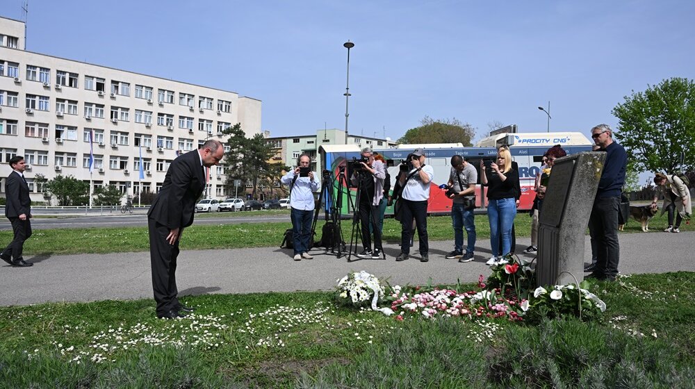 Gradonačelnik Novog Sada Milan Đurić položio vence kod Varadinskog mosta na kome je tokom bombardovanja ubijen Oleg Nasov 1