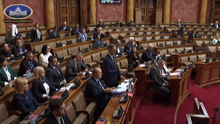 Međusobne prepirke i uvrede između vlasti i opozicije u Skupštini, Brnabić za sutra zakazala novu sednicu na kojoj će se glasati 7