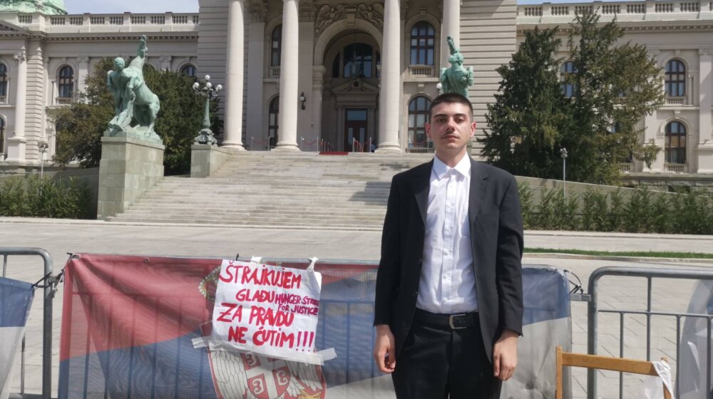 Andreju Obradoviću koji štrajkuje glađu ispred Skupštine pozlilo, stigla Hitna pomoć 1