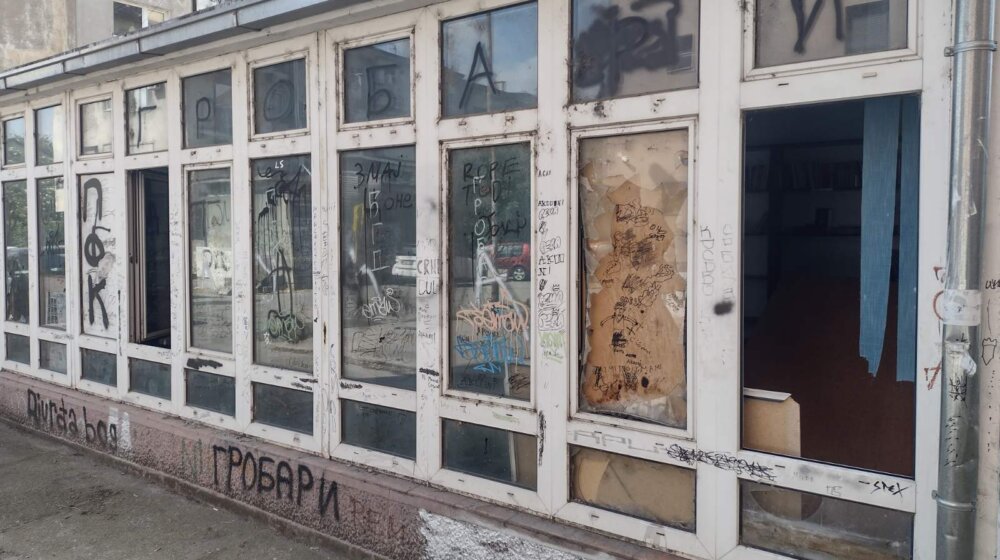 Obijena biblioteka u Krnjači: Ništa nije ukradeno, ali je demolirano sve unutar nje 9