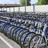 Zar nisu leteći? Od „pedale” do „kontre” režimu: Sagovornici Danasa o poklanjanju bicikala deci u kampanji SNS-a na Voždovcu 2