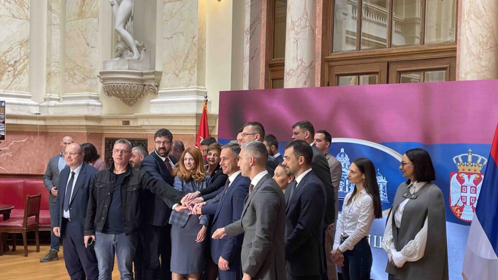 Deo opozicije koji izlazi na izbore predstavlja dalji plan delovanja: Novi slogan Biram borbu 2