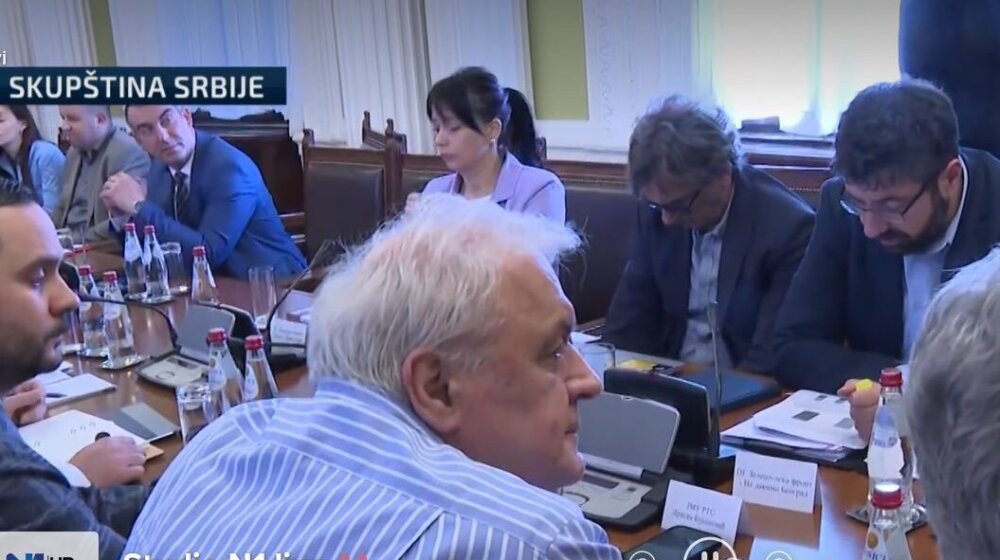Počeo sastanak poslaničkih grupa i predstavnika medija: Bujošević došao u Skupštinu 11