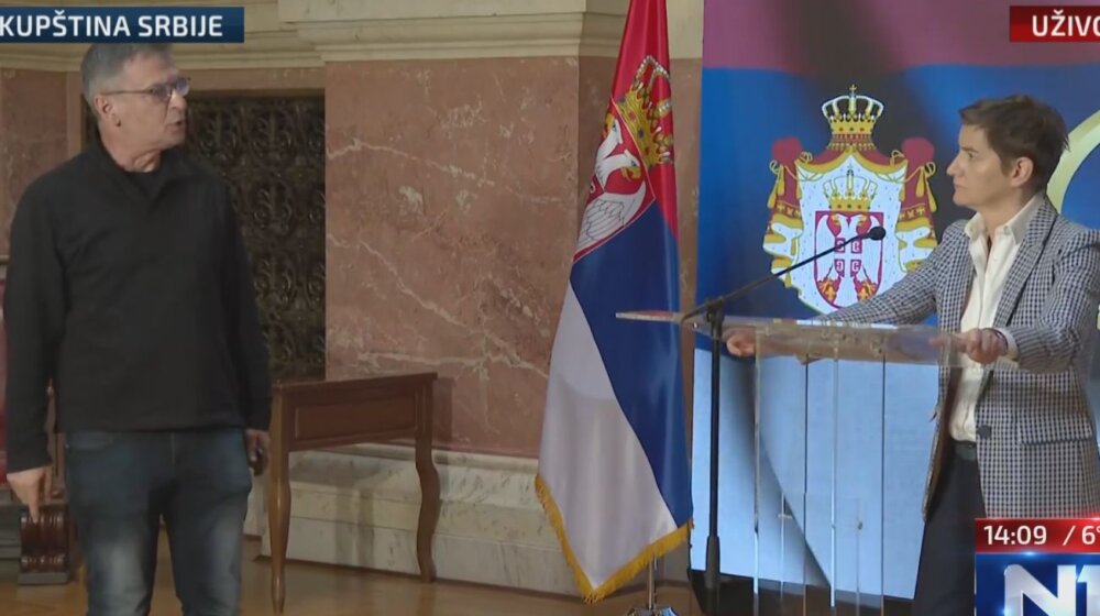 (VIDEO) Poslanik Jovanović upao uoči početka pres konferencije Ane Brnabić 11