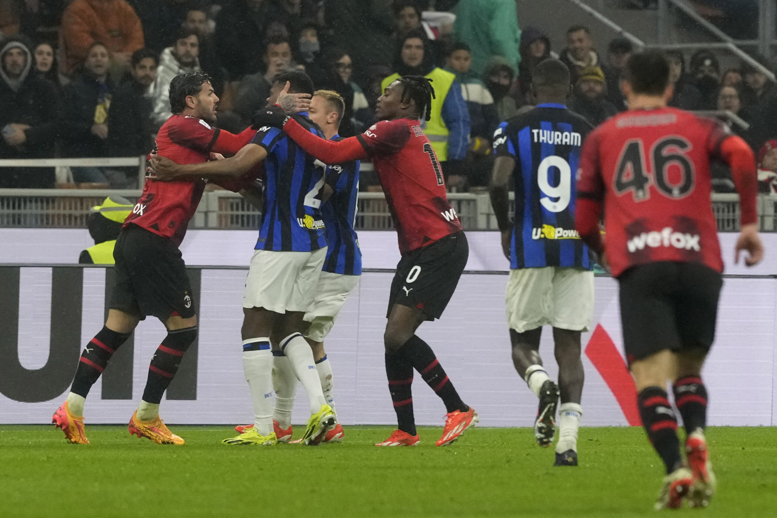 Igrača Intera čeka kazna zbog glave igrača Milana na kratkom lancu (FOTO) 2