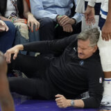 Igrač Minesote povredio svog trenera (VIDEO) 4