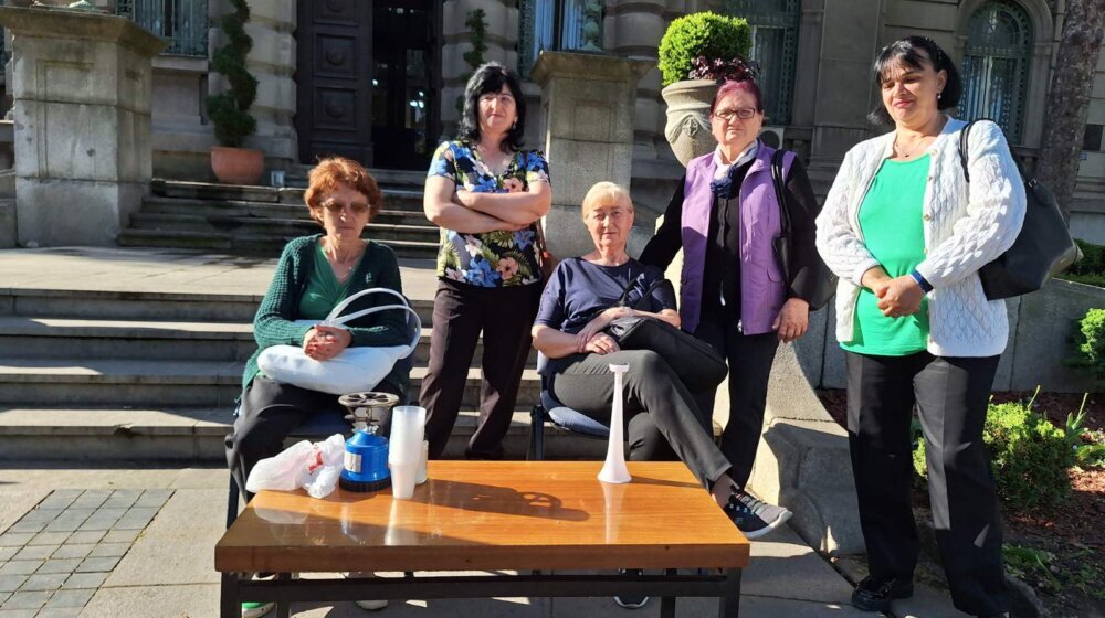 Građani niškog Delijskog Visa "čekali" gradonačelnicu, ona im "obećala" rešavanje komunalnih problema, a oni najavili novu blokadu saobraćaja 1