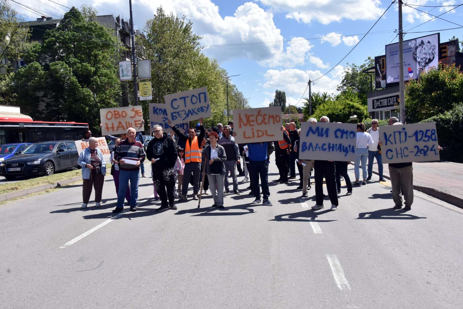 blokada saobraćaja "Grad hoće da nam otme legalne placeve i kuće": Građani blokirali Bulevar Zorana Đinđića u Nišu 2
