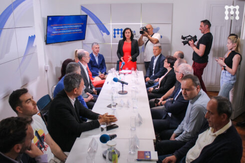 foto, protokol o nesaradnji sa naprednjacima, foto media i reform centar Dvadeset političkih organizacija i aktivista u Nišu potpisalo Protokol o nesaradnji sa SNS i njenim partnerima: Dr Dragan Milić nije među potpisnicima 5