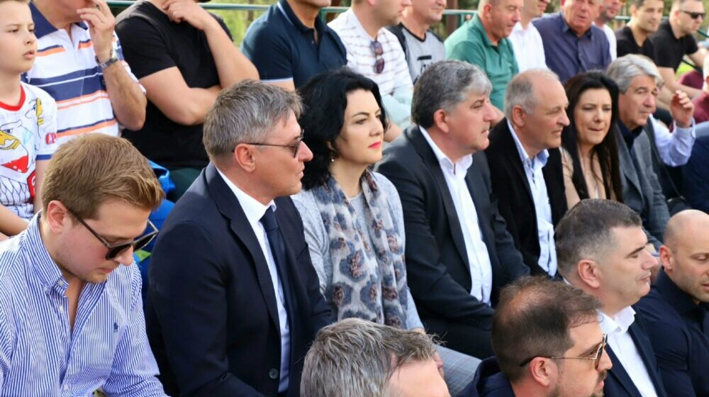 Opozicija traži odgovornost za pad video-bima u niškoj osnovnoj školi, kada je povređeno pet učenika i nastavnika, a nadležni prebacuju krivicu jedni na druge 1