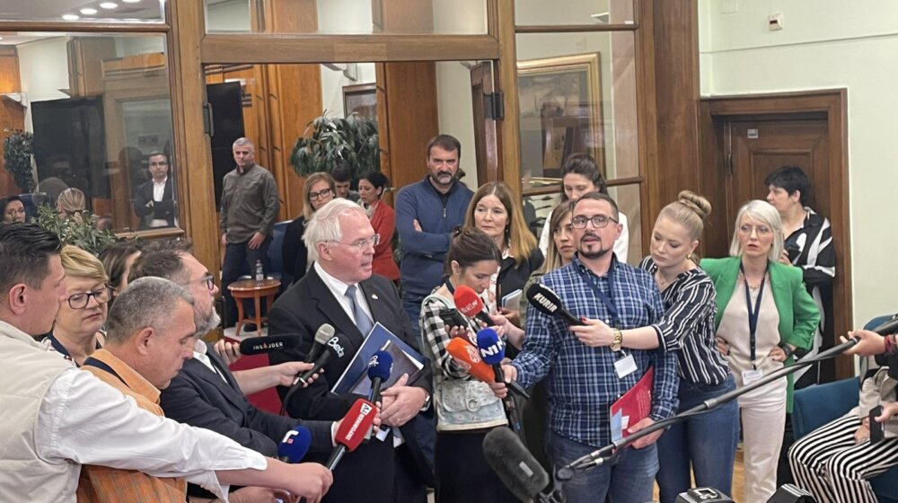 Šta je ambasador Hil rekao novinarima nakon propalog dijaloga vlasti i opozicije o izbornim uslovima? 1