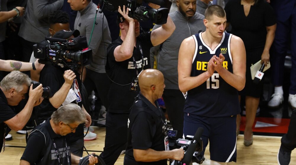 Tri poljupca Nikole Jokića za počinak najradosnije košarkaške publike na svetu (VIDEO) 1