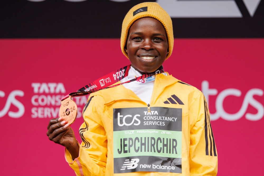 Novi svetski rekord u maratonu za žene kad nema i muškaraca na stazi (VIDEO) 2 Novi svetski rekord u maratonu za žene kad nema i muškaraca na stazi (VIDEO) 2