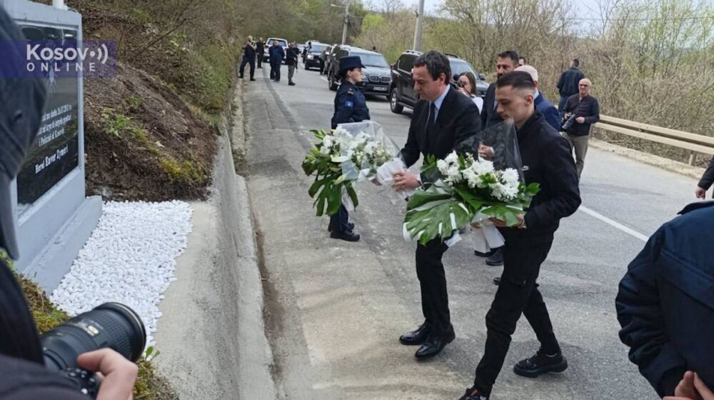 Kurti položio cveće na spomen-ploči kosovskom policajcu Zumberiju 1