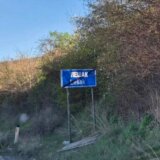 Ćirilični natpisi nalepljeni pa skinuti sa tabli na severu KiM 1